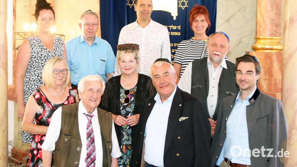 Der Antisemitismus-Beauftragte der bayerischen Staatsregierung, Dr. Ludwig Spaenle (vorne, 2. v. r.), besuchte zusammen mit MdL Dr. Stephan Oetzinger (vorne, r.) und dem Michldorfer Pfarrer Alfons Forster (2. Reihe, r.) als Vorsitzender der Gesellschaft für christlich-jüdische Zusammenarbeit die Flosser Synagoge. Altbürgermeister Fred Lehner (vorne, l.) und die CSU-Kommunalpolitiker um Ortsverbandsvorsitzenden Harald Gollwitzer (hinten, 2. v. r.) hießen den ehemaligen Kultusminister willkommen. Bild: lst/exb