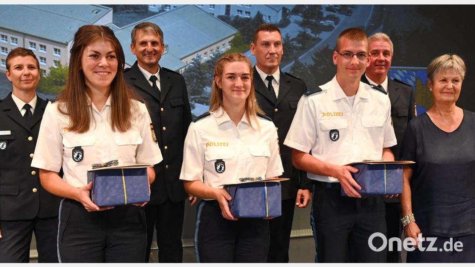 Ehrung der Seminarbesten. Die besten Noten erzielten (vorne, von links) Laura Neudegger, Mona Schullehner und Tim Hühnel. Dazu gratulierten (hinten, von links) Personalrätin Sandra Weiß, Abteilungsführer und Leitender Polizeidirektor Stefan Beil, der Vizepräsident der bayerischen Bereitschaftspolizei, Stefan Weis, Seminarleiter Josef Fleischmann und Sulzbach-Rosenbergs Dritte Bürgermeisterin Hildegard Geismann. Bild: gf