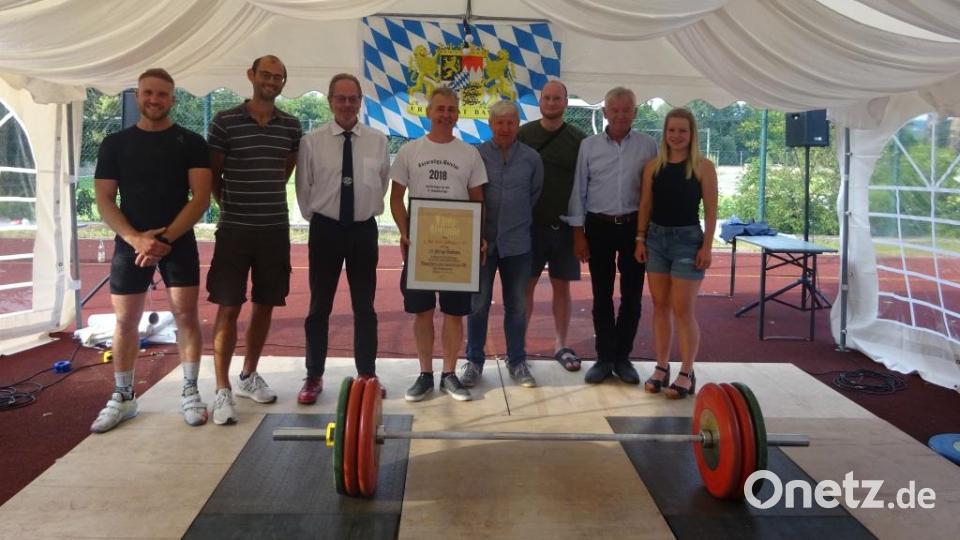 Gemeinsam freuen sie sich über 125 Jahre Athletenclub Weiden:(von links) Johannes Popel, Christian Balke (Abteilungsleiter Gewichtheben), Hans Neumeier (BKGV), Jürgen Schemmel (2. Vorstand), Lothar Schemmel (1. Vorstand), Ben Tisowsky (Bezirkssportwart), Ernst Werner (BLSV Kreis Weiden/Neustadt) und Simone Schemmel. Bild: ssm/exb