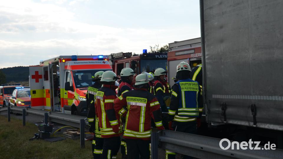 Ungebremst krachte eine Mercedes-Fahrerin aus Vohenstrauß in einen vor ihr fahrenden tschechischen LKW. Die Frau erlitt mittelschwere Verletzungen. Bild: dob
