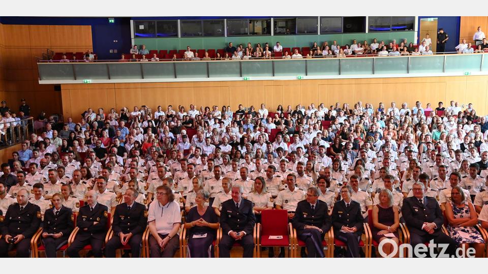 Im Amberger Congress-Centrum feierten 110 Absolventen des 72. Ausbildungsseminars ihre Ernennung zu Polizeimeisterinnen und Polizeimeister. Familienangehörige, Freundinnen und Freunde waren dieses Mal wieder dabei. Bild: gf