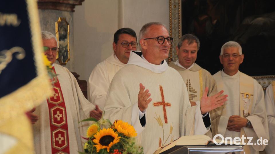 Am Altar seiner Heimatgemeinde feierte Pater Matthias Karl den Festgottesdienst zu seinem 25-jährigen Priesterjubiläum. Bild: frd