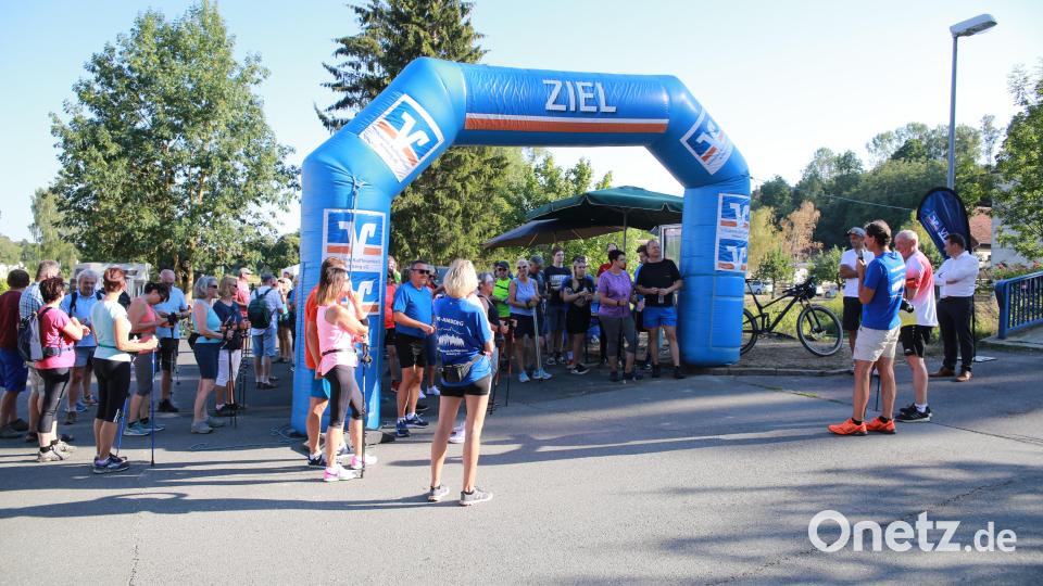 Gespannt warten die rund 80 Teilnehmer auf den Start. Zu Gast ist auch Ex-Radprofi Andreas Schillinger. Bild: egl