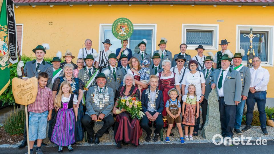 Mitglieder der Königlich privilegierten Schützengesellschaft holten vor der Proklamation den bisherigen Schützenkönig Georg Bächer und Jugendkönig Maximilian Hildebrand (vorne sitzend, von links) in Schönhaid ab. Mit dabei waren auch Schützenliesel Silvia Klein (vorne sitzend, Mitte), Zeremonienmeister Karl Krasser jun. (stehend hinter Georg Bächer) und Luftpistolen-Gaukönigin Petra Franke (vorne links, stehend). Bild: Wolfgang Schwamberger/exb