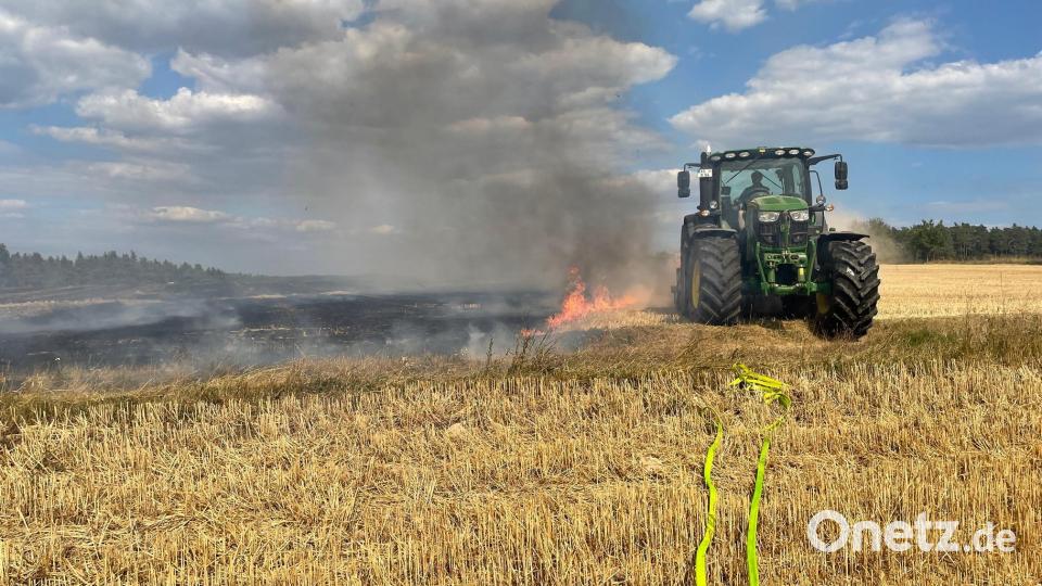 In Lengenfeld, einem Ortsteil von Kümmersbruck, brannte am Mittwoch ein Feld: eine Folge der anhaltenden Trockenheit, die derzeit nahezu täglich solche Brände in der Region verursacht. Bild: egl