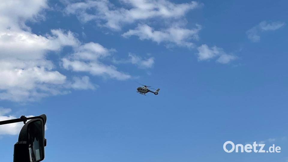 Die Besatzung eines Polizei-Hubschraubers behielt die Lage in Lengenfeld aus der Luft im Blick. Bild: egl