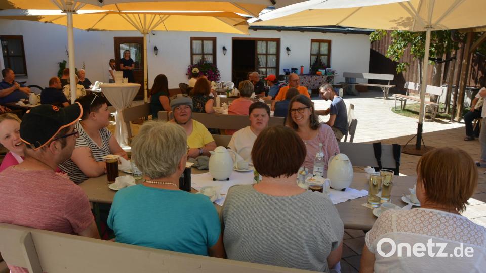 Sichtlich wohl fühlten sich die Menschen mit Behinderung und ihre Begleiter beim Sommerfest im Biergarten des Gasthauses Sommer. Bei Musik, Tanz und Spiel vergingen die Stunden viel zu schnell. Bild: jr