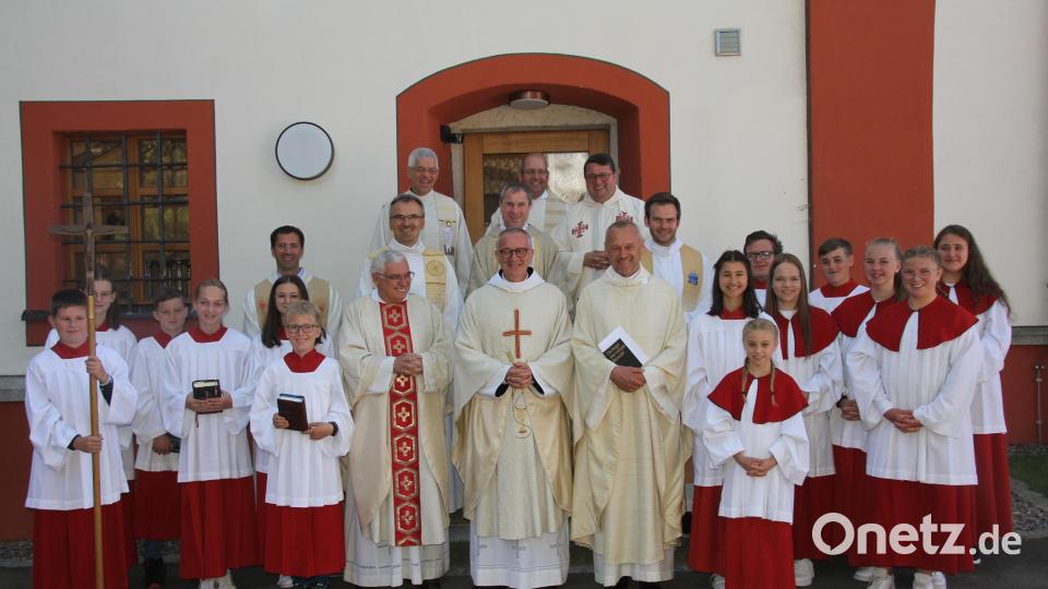 Die Mitzelebranten des Festgottesdienstes und die Ministranten stellten sich zusammen mit dem Jubilar zum Erinnerungsfoto Bild: frd