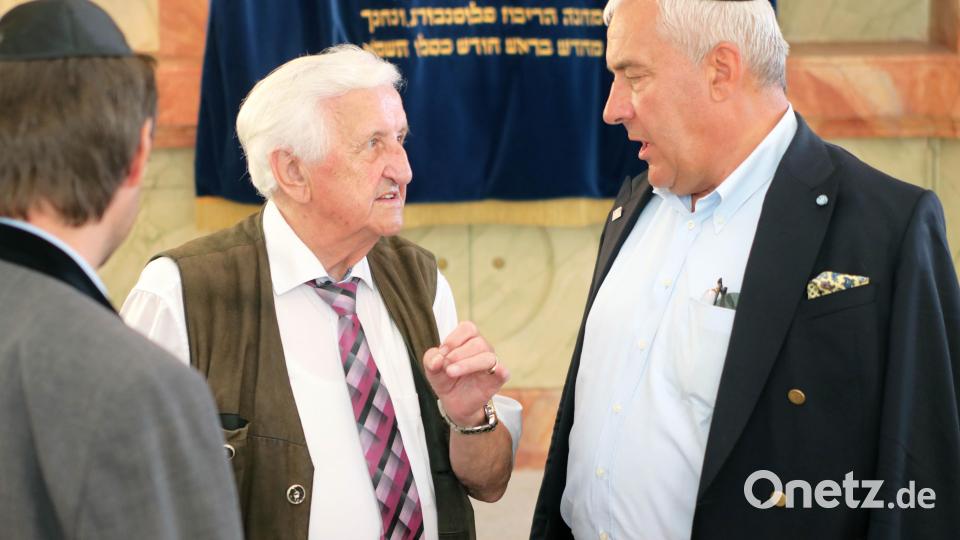 Der Antisemitismus-Beauftragte der bayerischen Staatsregierung, Ludwig Spaenle (rechts) im Gespräch mit dem Flosser Altbürgermeister Fred Lehner. Bild: lst/exb