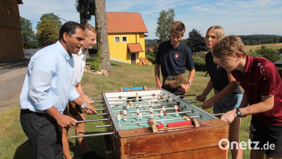 Beim Kickern mischt auch Pfarrer John Subash (links) mit. Bild: pi