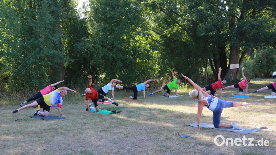 Aufwärmen beim Rücken-Fit-Programm mit Luitgard Merkl. Auch Kümmersbrucks Bürgermeister Roland Strehl (links) macht mit. Bild: egl