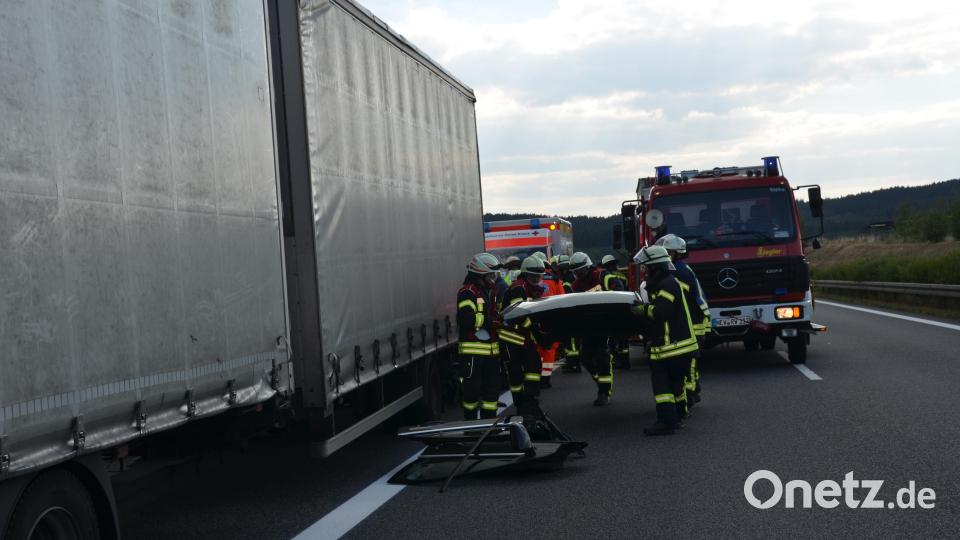 Ungebremst krachte eine Mercedes-Fahrerin aus Vohenstrauß in einem vor ihr fahrenden tschechischen LKW. Die Frau zog sich dabei mittelschwere Verletzungen zu. Die Feuerwehrleute schnitten das Dach des Mercedes ab, um die Verletzte rückenschonend aus dem Wrack bergen zu können. Bild: dob