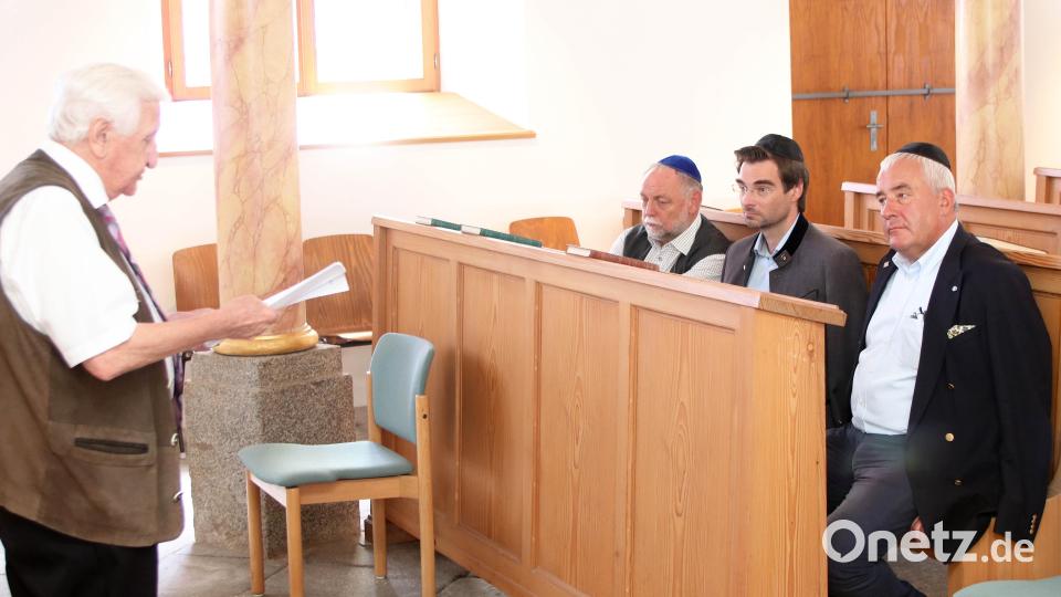 Der Antisemitismus-Beauftragte der bayerischen Staatsregierung, Ludwig Spaenle (vorne, Zweiter von rechts) besucht mit Stephan Oetzinger und dem Michldorfer Pfarrer Alfons Forster die Flosser Synagoge. Altbürgermeister Fred Lehner richtet einen Appell an alle. Bild: lst/exb