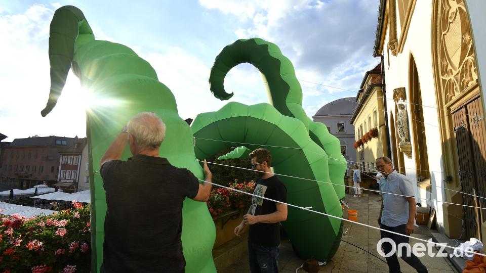 Die grünen Kraken-Arme, gefüllt mit Luft, sind heuer eine Attraktion bei der Luftnacht. Bild: Petra Hartl