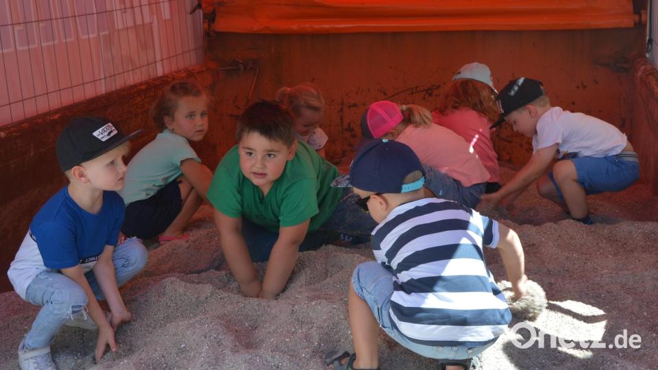 Voller Eifer suchten die Kinder nach Sachpreisen, die in einem Sandhaufen vergraben waren. Bild: jr