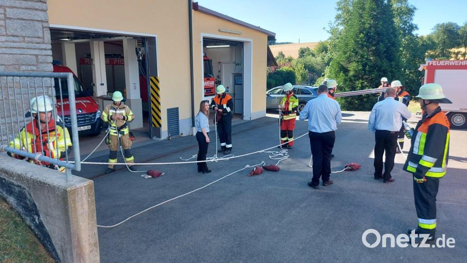Am Feuerwehrhaus wurden Knoten und Stiche geübt. Bild: njn