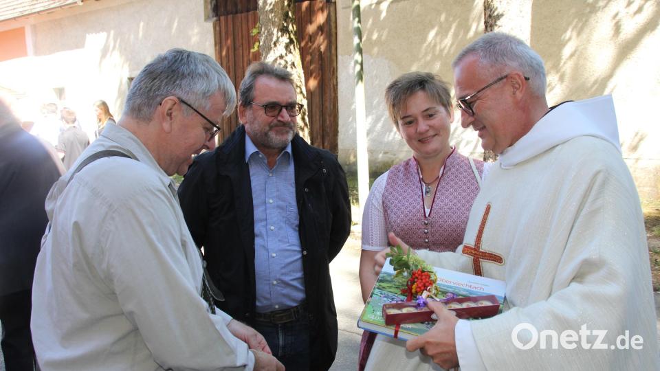 Bürgermeisterin Sonja Maier und die Markträte Robert Eibl (Zweiter von links) und Michael Merthan (links) beglückwünschten Pater Matthias Karl im Namen des Marktes Winklarn. Bild: frd