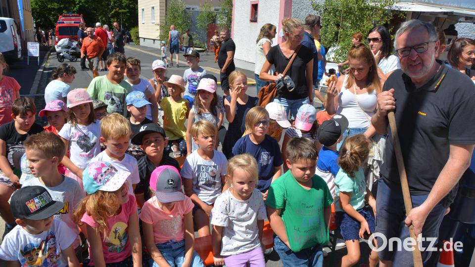 In einem großen Sandhaufen waren wieder Sachpreise für Kinder vergraben. Das Bild mit Organisator Franz Zeitler (rechts) entstand kurz vor dem Start der Suchaktion. Bild: jr