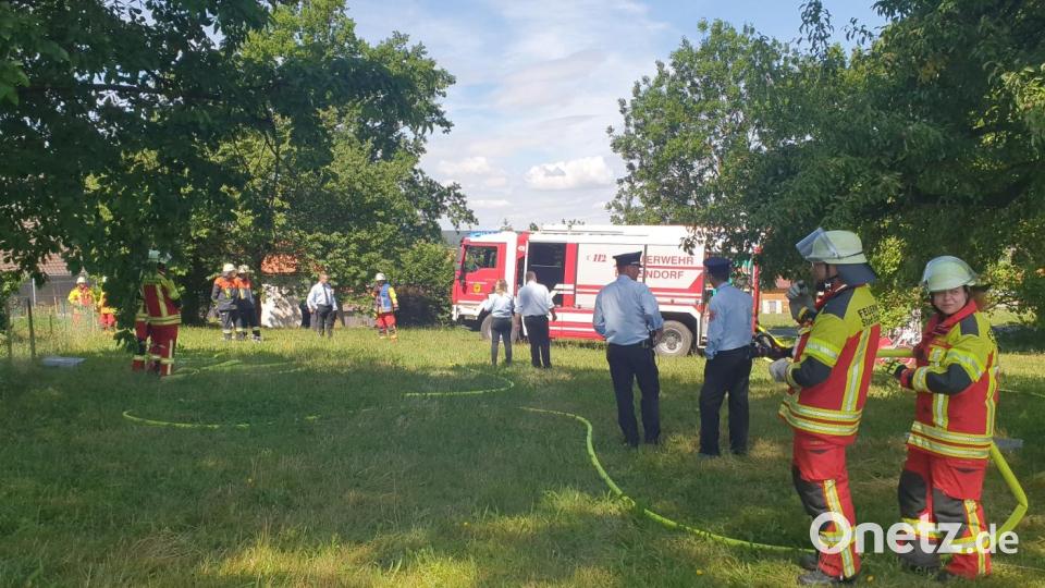 Im Praxisteil mussten die Feuerwehrleute das Erlernte umsetzen, im Bild zu sehen der Löscheinsatz. Bild: njn