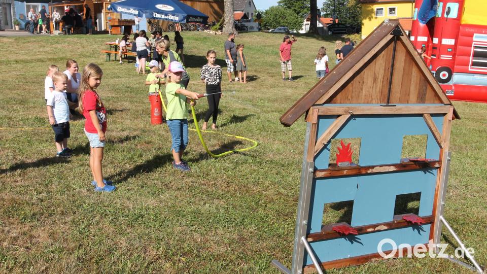 Die Kinder sind mit großer Begeisterung dabei, darunter beim Kübelspritzen. Bild: pi