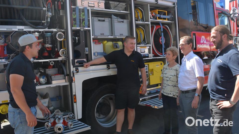 Interessiert bestaunten die Besucher die neuen Fahrzeuge der Feuerwehr Mitterteich. Bild: jr