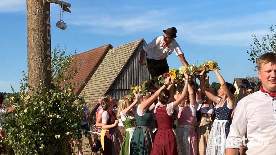 Die Kirwapaare lassen Oberkirwabursch Markus &quot;Schorschi&quot; Luber hochleben. Bild: lei