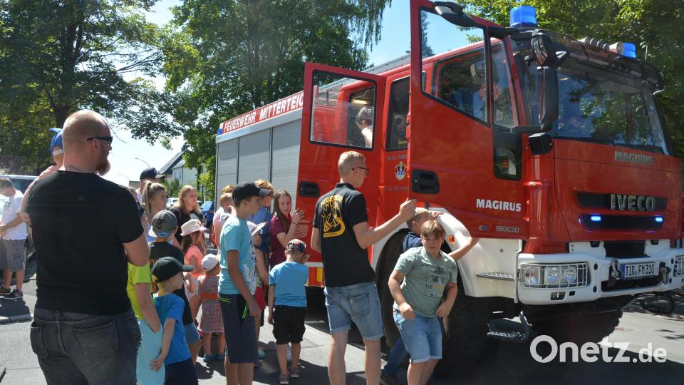 Großartig angenommen wurden die Rundfahrten mit einem Einsatzfahrzeug. Bild: jr