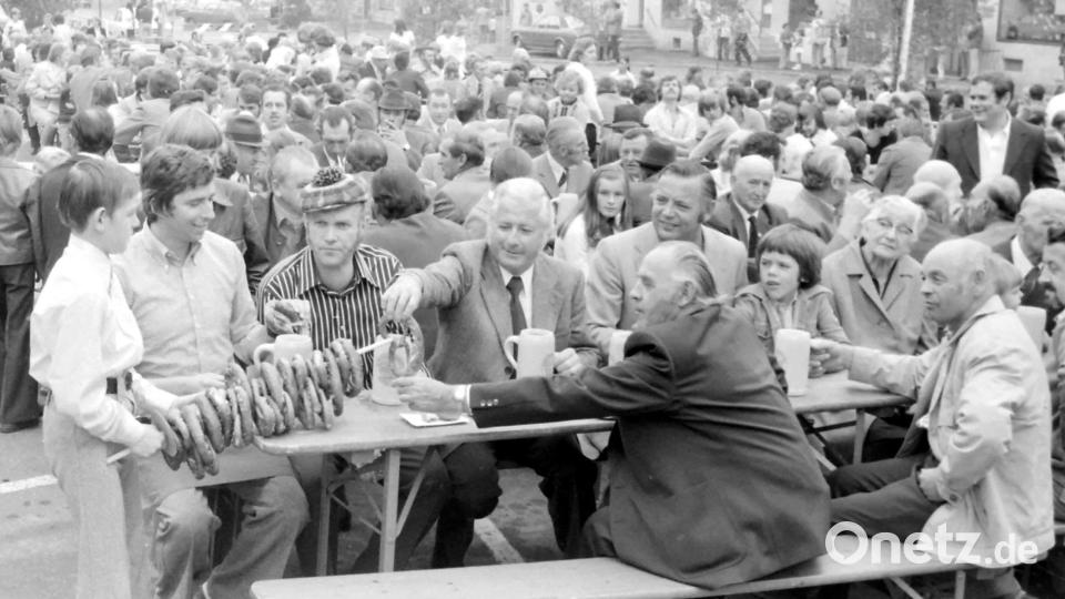 Das 1. Hirschauer Marktplatzfest am 31. August 1975 war ein Volltreffer. Sepp Uschold (mit Kappe) konnte sich über einen Riesengästeandrang freuen. Rechts neben ihm: Bezirkstags-Vize Josef Stauber und 2. Bürgermeister Hans Dobmeyer mit Sohn Johannes, gegenüber BBV-Kreisobmann Anton Zimmermann. Archivbild: u
