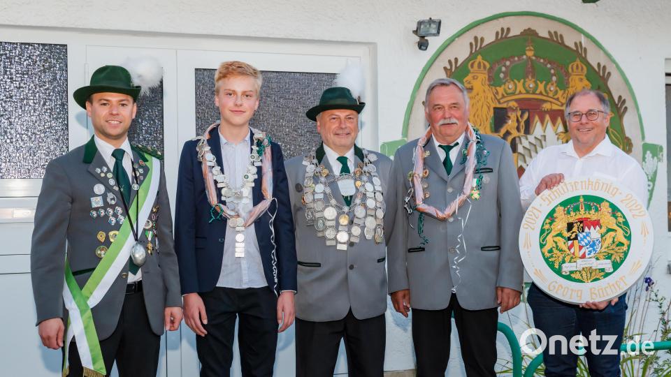 Heinz Schneider (Mitte) ist neuer Schützenkönig der Königlich privilegierten Schützengesellschaft Mitterteich, Jungschützenkönig bleibt auch weiterhin Maximilian Hildebrand (Zweiter von links). Mit im Bild Altkönig Georg Bächer (Zweiter von rechts), Sportleiter Peter Süß (rechts) und Zeremonienmeister Karl Krasser jun. Bild: Wolfgang Schwamberger/exb