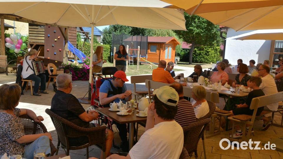 Sichtlich wohl fühlten sich die Menschen mit Behinderung und ihre Begleiter beim Sommerfest im Biergarten des Gasthauses Sommer. Bei Musik, Tanz und Spiel vergingen die Stunden viel zu schnell. Bild: jr
