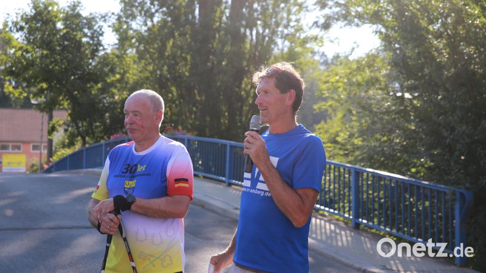 Kümmersbrucks Bürgermeister Roland Strehl (links) und Sportkoordinator Peter Schuller begrüßen die zahlreichen Teilnehmer. Bild: egl