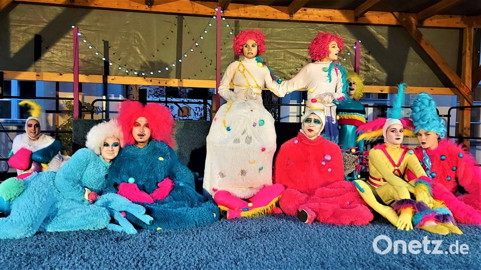 Auf phantasievolle bizarre Kostüme legte Regisseur Maximilian Ponader in seinem „Sommernachtstraum“ besonderen Wert. Bild: lg