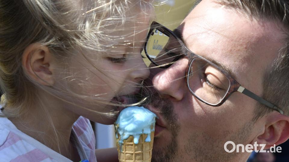 Papa Christopher Weiß mag zwar lieber Vanille, schleckt aber auch bei beim Geschmack Kaugummi-Blue von Töchterlein Leonie mal hin. Bild: Petra Hartl