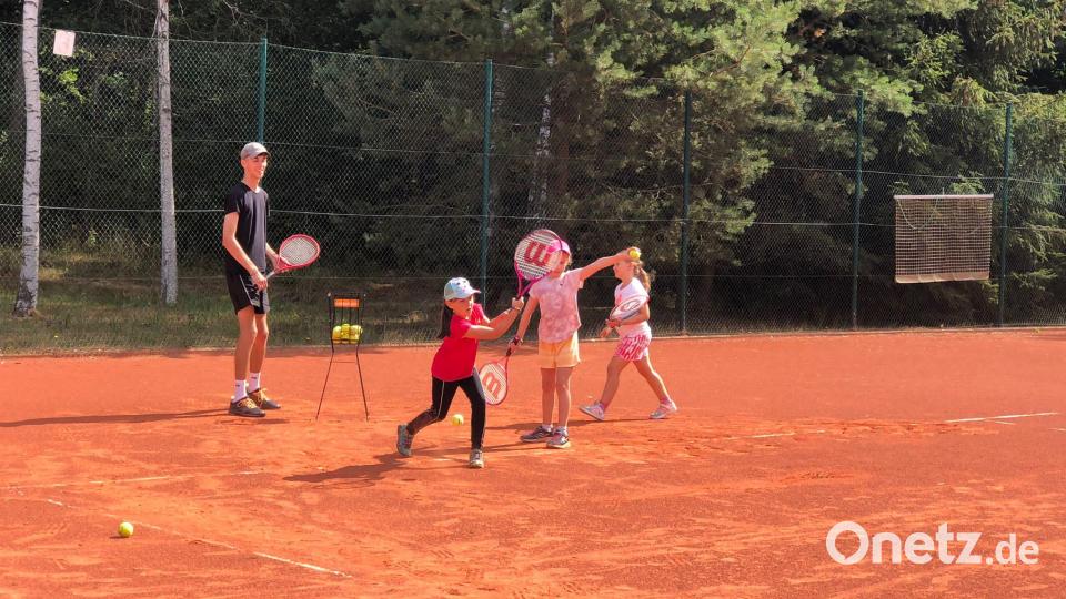 Eifrig bei der Sache war der Nachwuchs beim Training im Feriencamp des Tennisclubs Eschenbach. Bild: Petr Malecha/exb