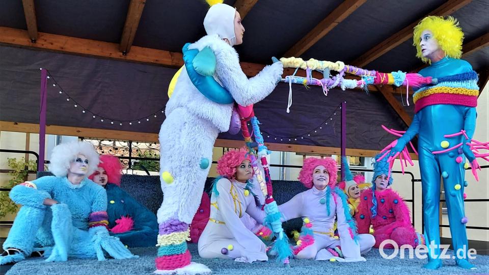 Für den Streit des Elfenkönigs Oberon mit seiner Gemahlin Titania gibt es mehrere Gründe. Rechts Regisseur Maximilian Ponader in der Rolle des Oberon. Bild: lg