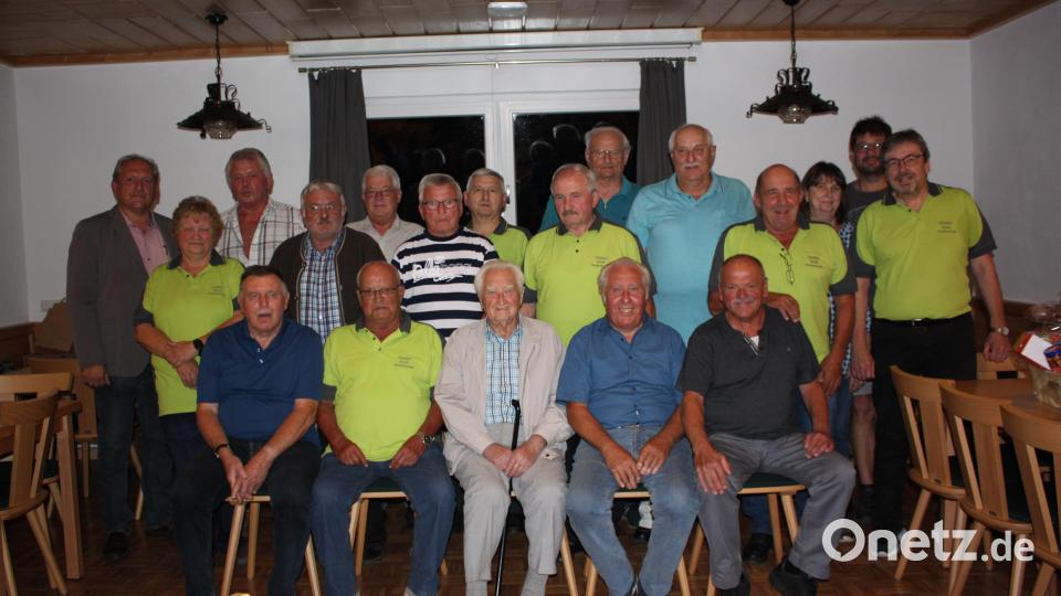 Die Geehrten für langjährige Mitgliedschaft mit Bürgermeister Werner Prucker (links), die neue Vorsitzende Erna Ullrich (Zweite von links) und der scheidende Vorstand Edgar Wagner (rechts). Bild: Siedlergemeinschaft Reuth/exb