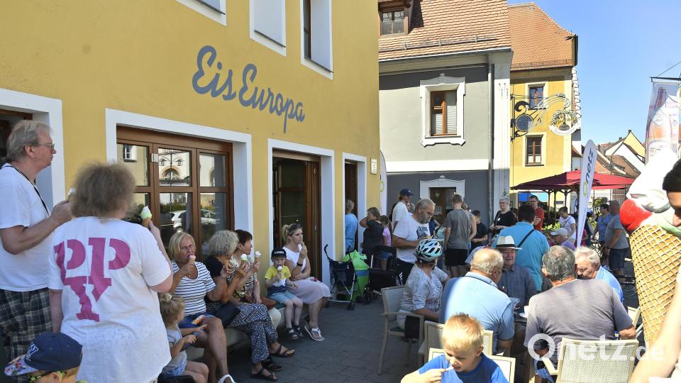 So einen Ansturm hat „Eis Europa“ bei der Eis-Tournee bislang noch nie erlebt. „Auch das Eis wird immer teurer, da nehmen die Leute kostenlos mit, was geht“, sagt eine Besucherin. Der Junge mit dem blauen Shirt ist Lukas Schmidt, er wird im Text beschrieben. Bild: Petra Hartl