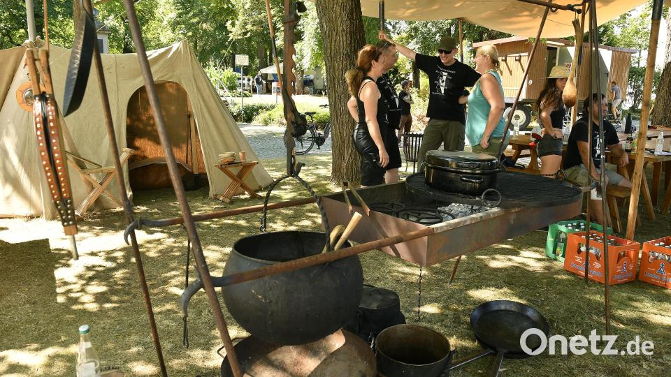 Noch sind die Akteure vom gastgebenden Verein Cantus Ferrum &quot;in zivil&quot; unterwegs, als sie am Donnerstag ihr Lager einrichten. Bild: Petra Hartl