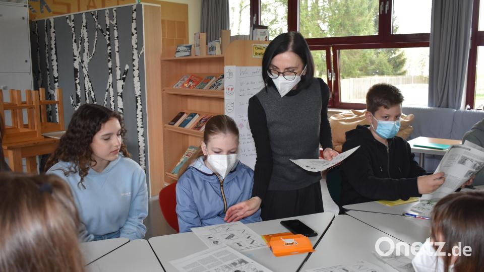 Bisher gab es für die ukrainischen Schüler Willkommensgruppen an Grund- und Mittelschulen sowie an weiterführenden Schulen. In der pädagogischen Willkommensgruppe an der Mittelschule Waldsassen unterrichtete beispielsweise Lehrerin Olga Frank. Die Weißrussin brachte den Kindern Deutsch bei. Archivbild: lue