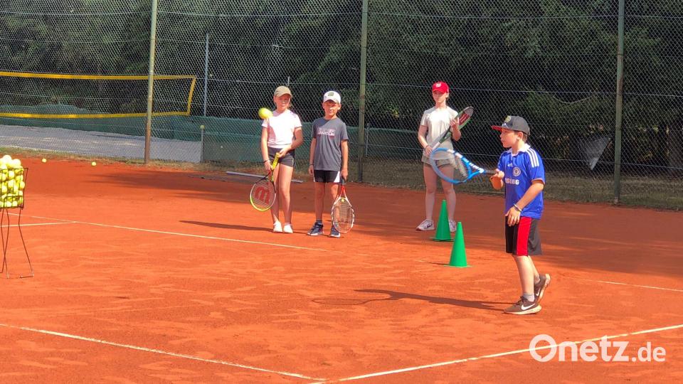 In Gruppen trainierten die Nachwuchssportler beim zweitägigen Feriencamp des Tennisclubs Eschenbach. Bild: Petr Malecha/exb