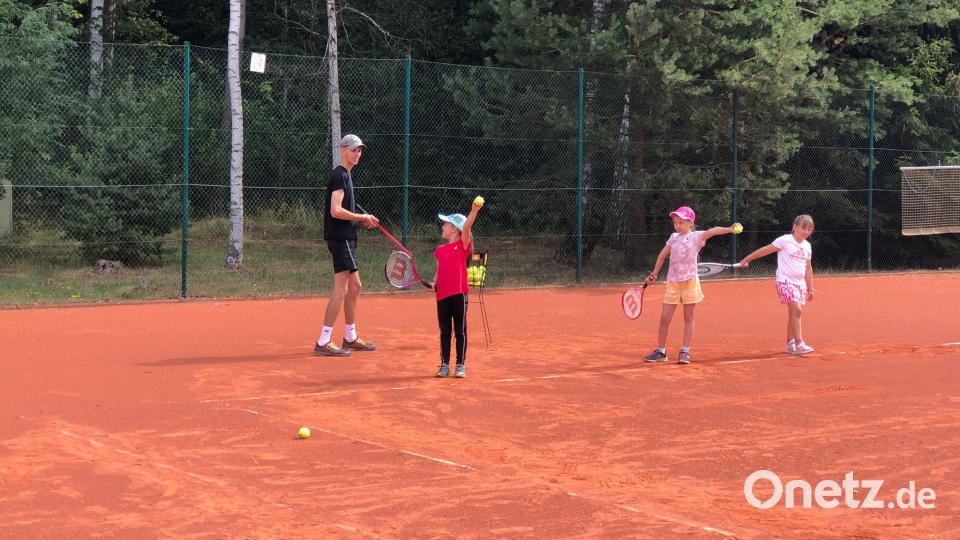 Die Anweisungen des Trainers waren gefragt beim Feriencamp des Tennisclubs Eschenbach. Bild: Petr Malecha/exb