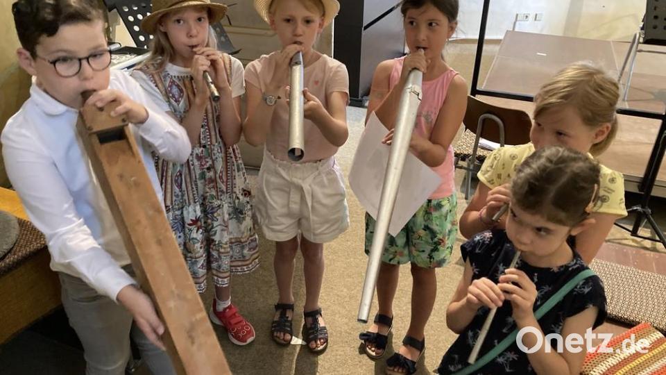 Sogar Orgelpfeifen durften die Kinder Töne entlocken. Bild: dob