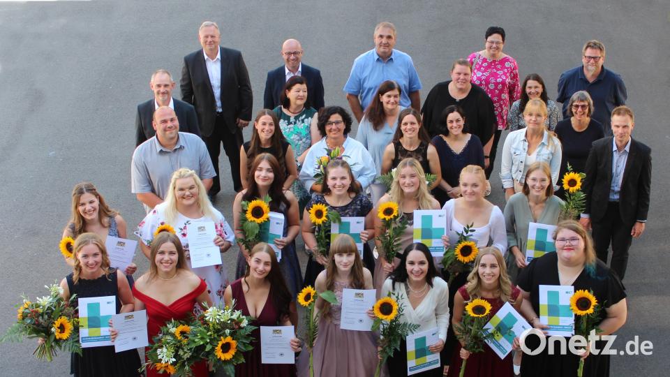 14 junge Frauen und 1 junger Mann haben die dreijährige Ausbildung zur Pflegefachfrau/zum Pflegefachmann in der Berufsfachschule für Kinderkrankenpflege an der Akademie für Gesundheit New Life der Kliniken Nordoberpfalz erfolgreich abgeschlossen. Bild:  Kliniken Nordoberpfalz, Michael Reindl/exb