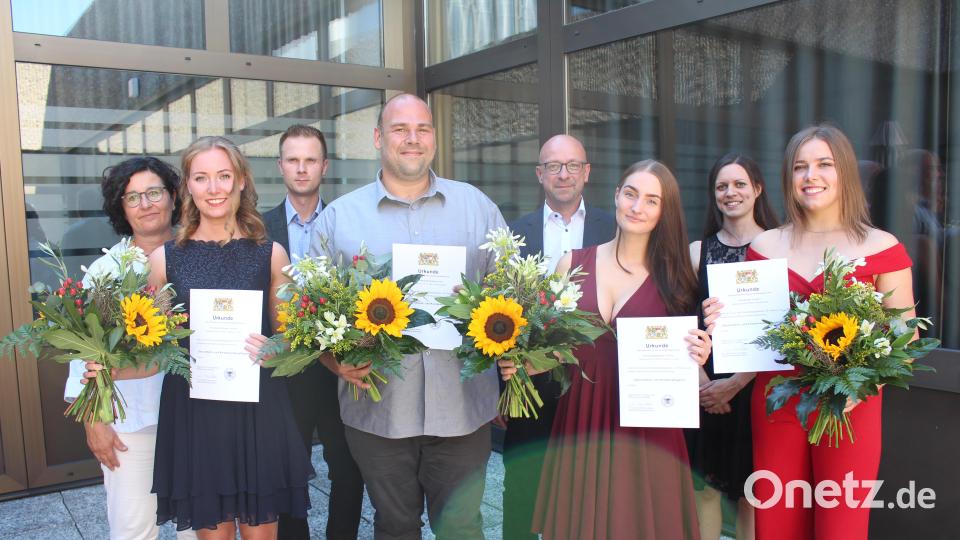 Tamina Lehner, Alexander Völkl, Lea Hofmann und Hannah Ziegert haben die Ausbildung mit Bestnoten (vordere Reihe, v.l.n.r.) abgeschlossen. Bild: Kliniken Nordoberpfalz, Michael Reindl/exb