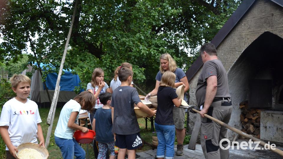 Mit Begeisterung waren über 20 Kinder beim Brotbacken am Remmerer-Hof dabei. Andrea und Sandro Stefinger führten sie in die Geheimnisse des Brotbackens ein. Bild: gi