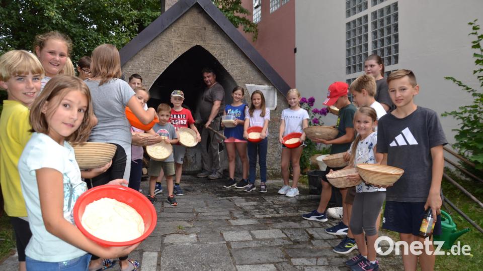 Mit Begeisterung waren über 20 Kinder beim Brotbacken am Remmerer-Hof dabei. Andrea und Sandro Stefinger führten sie in die Geheimnisse des Brotbackens ein. Bild: gi