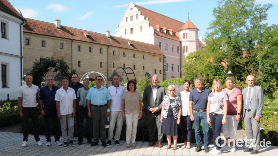 Für 25 Jahre im öffentlichen Dienst gab es von Landrat Richard Reisinger (9. von links) die Silbermedaille des Landkreises Amberg-Sulzbach, für 40 Jahre die Goldmedaille des Landkreises. Bild: Christine Hollederer