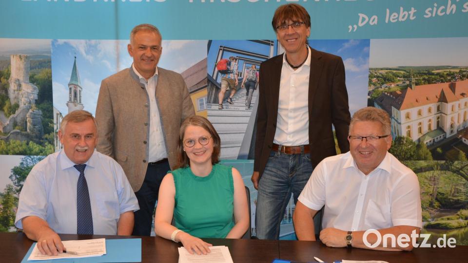 Oberstudiendirektor Albert Bauer, Landrat Roland Grillmeier, Schulamtsdirektorin Martin Puff, Berufsschulleiter Thomas Metzler und Realschuldirektor German Helgert (von links) stellten die Pläne vor, wie künftig die ukrainischen Kinder beschult werden. Bild: jr