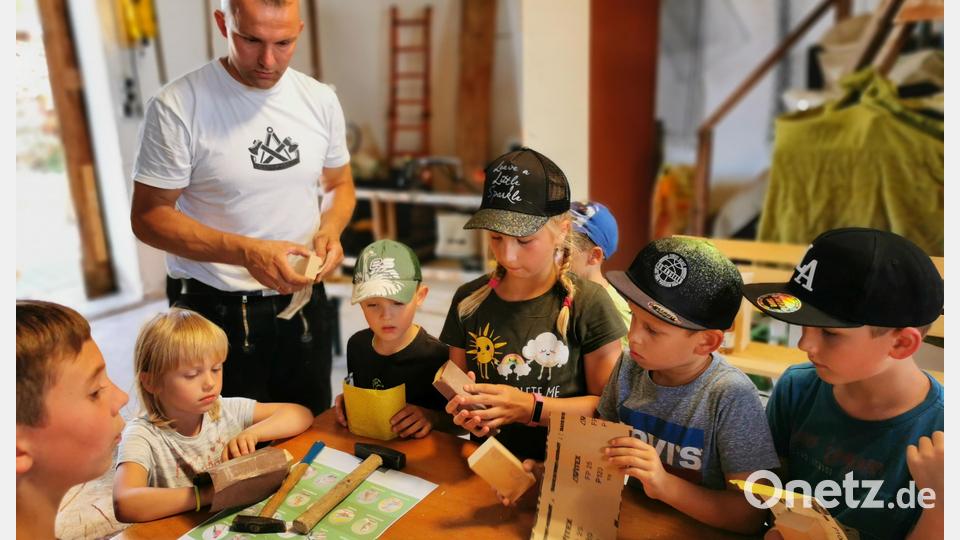 Konzentriert schleifen die Kinder die Einzelteile für ihre Vogelhäuschen ab. Bild: Sabine Kuran/exb