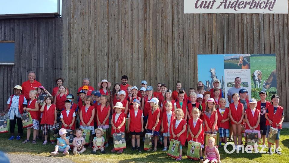 In den Kreis der Kinderschar mischten sich auch Kleinkinder mit ihren Eltern. Bild: gz